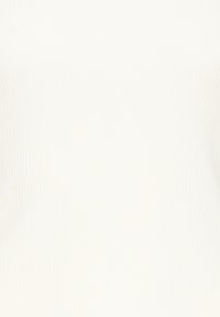 Tušas tuvu krēmkrāsas ribota auduma tekstūrai ar smalkām vertikālām līnijām un maigiem ēnu spēlēm.