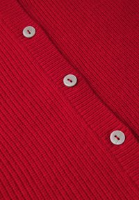 Röd ribbad cardigan med fem vita knappar, som har ett strukturerat stickat mönster och en V-ringning för en klassisk design.