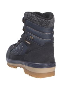 Donkerblauwe wandelschoen gemaakt van suede en synthetische materialen, met een grijze vilten kraag, contrasterende stiksels en een rubberen zool.