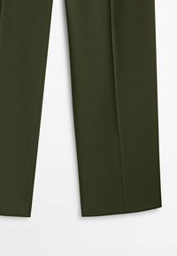 Pantalon droit vert foncé avec un pli marqué au centre de chaque jambe, présenté sur fond blanc.