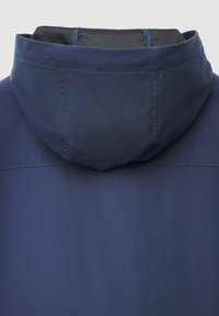 Marineblaue wasserdichte Jacke mit hohem Kragen, glatter Textur und kontrastierender schwarzer Innenausstattung mit dezenten Nahtdetails.