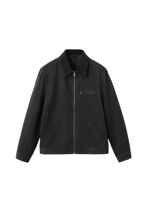 Czarna kurtka zapinana na zamek błyskawiczny z kołnierzem, kieszenią na zamek na prawej piersi oraz dwoma ukośnymi kieszeniami po bokach, przedstawiona na białym tle.