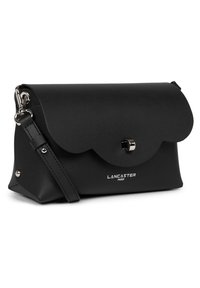 Borsa a mano in pelle sintetica nera con chiusura a pattina ondulata, hardware in argento e tracolla removibile. Presenta il nome del marchio "Lancaster Paris" stampato sul davanti.