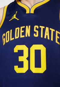 Laivaston koripallopaita, jossa on "GOLDEN STATE" keltaisella tekstillä ja numero "30" alapuolella. Sisältää keltaisen Jumpman-logon.