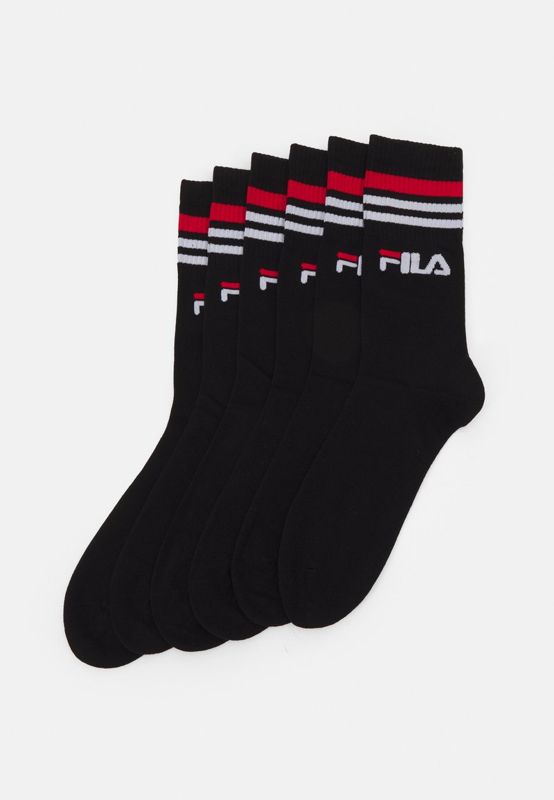 Conjunto de seis pares de calcetines de algodón negros con rayas horizontales rojas y blancas en el puño y el logotipo de FILA bordado en blanco en el costado.