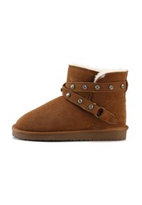 Braune Wildlederstiefelette mit weichem Kunstfellfutter, flacher Sohle und dekorativem Riemen mit metallischen Nieten. Abgerundete Zehenform.