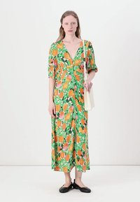 Midikleid mit floralen Motiven, das lebendige orange und pinke Blumen auf grünem Hintergrund zeigt, kurze Puffärmel und eine taillierte Passform mit Knöpfen hat.