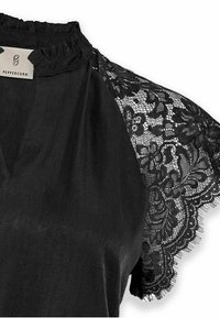 Sort bluse med en flæseskrave og korte blondeærmer. Blonden har blomster mønstre, som tilføjer struktur og detalje til designet.
