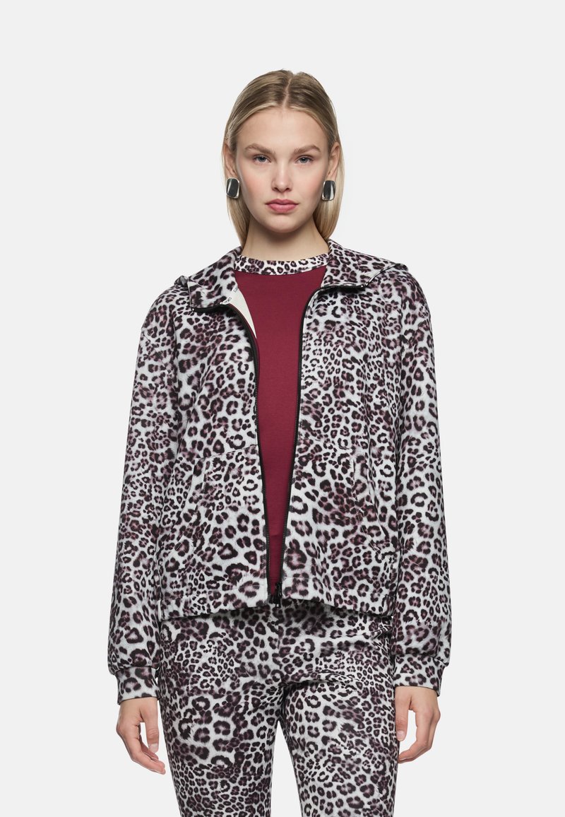 Fleece-Jacke mit Leopardenmuster in Lavendel- und Burgundertönen mit Frontreißverschluss, elastischen Bündchen und Seitentaschen, kombiniert mit einem passenden Oberteil.