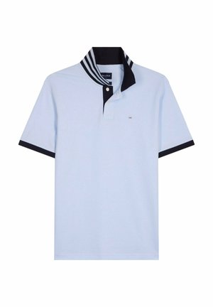 Polo à manches courtes bleu clair avec col et bordures de manches noirs, avec col intérieur rayé noir et blanc et patte de boutonnage à deux boutons.