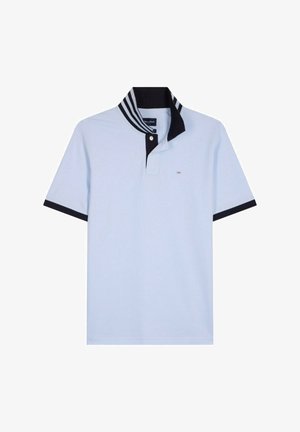 Polo à manches courtes bleu clair avec col et bordures de manches noirs, avec col intérieur rayé noir et blanc et patte de boutonnage à deux boutons.