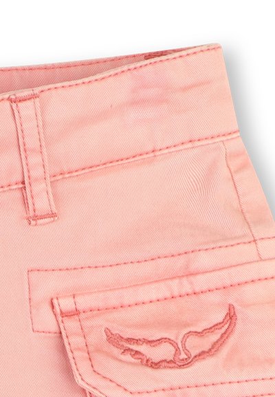 Shorts rose clair avec une texture lisse, présentant des coutures contrastantes et un design d'aile brodé sur la poche arrière.