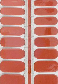 Set von rechteckigen Nagellackstreifen in verschiedenen Schattierungen von Korallenrosa, mit glänzender Oberfläche, glatter Textur und weißem Kleberücken.