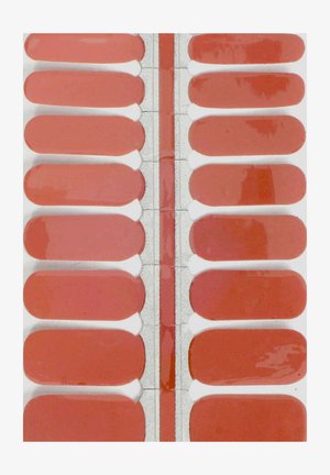 Set von rechteckigen Nagellackstreifen in verschiedenen Schattierungen von Korallenrosa, mit glänzender Oberfläche, glatter Textur und weißem Kleberücken.