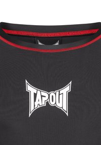 Czarna sportowa koszulka z okrągłym dekoltem, z czerwonymi wstawkami i wyraźnym białym logo "TAPOUT" na środku. Gładka tekstura.