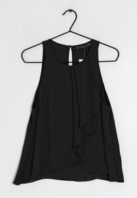 Blouse sans manches noire sur un cintre, fabriquée en tissu léger avec un dos en forme de clé, présentant un détail froncé à l'avant et une coupe fluide.