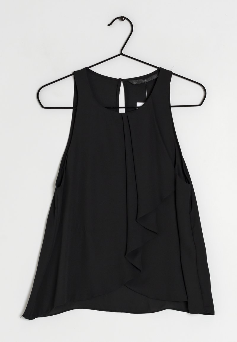 Blouse sans manches noire sur un cintre, fabriquée en tissu léger avec un dos en forme de clé, présentant un détail froncé à l'avant et une coupe fluide.
