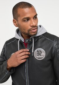 Mustang Skinnjacka - schwarz