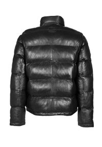 Chaqueta de plumas negra de piel con un cuello alto, secciones acolchadas y una textura suave. Presenta un branding mínimo en la parte trasera.