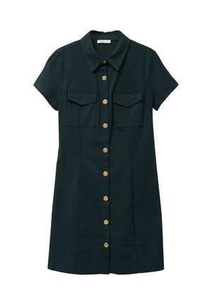 Vestido verde de manga corta en mezcla de algodón. Cuenta con cuello, dos bolsillos en el pecho y botones dorados en la parte delantera. Textura lisa, silueta ajustada.