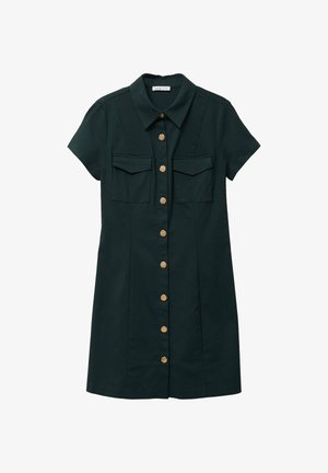 Vestido verde de manga corta en mezcla de algodón. Cuenta con cuello, dos bolsillos en el pecho y botones dorados en la parte delantera. Textura lisa, silueta ajustada.