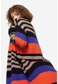 Stickad tröja med breda horisontella ränder i orange, lila, marinblå och beige, med långa ärmar och en avslappnad passform.
