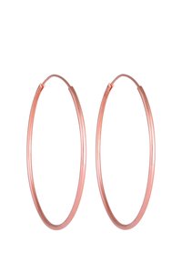 Orecchini a cerchio in metallo rosa antico, caratterizzati da una finitura liscia e lucida e da una forma circolare, progettati per essere indossati facilmente grazie a una chiusura a cerniera.