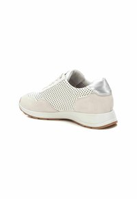 Zapatilla de cordones en suede blanco y beige con diseño perforado, suela acolchada y detalle en plata en el talón para un toque adicional.
