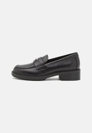 Zwarte leren loafer met blokhak, afgeronde neus en decoratieve band over de wreef, getoond op een eenvoudige lichte achtergrond.