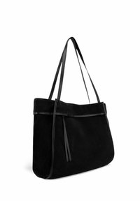 Sac fourre-tout en daim noir avec des accents en cuir lisse, des longues bandoulières et un design minimaliste. Doté d'une fermeture éclair et d'un détail pompon.
