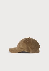 Brun kordfløjs baseball cap med broderet bogstav på fronten, justerbar rem bagpå, vist fra venstre side på en ensfarvet baggrund.
