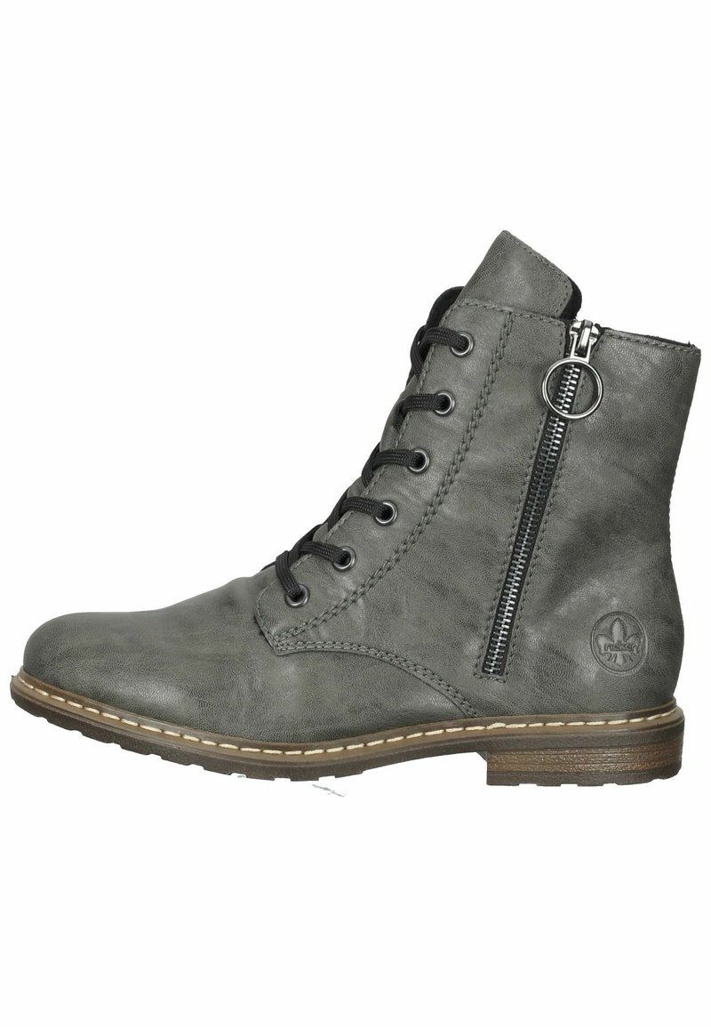 Bottine grise en cuir texturé, avec lacets sur le devant et fermeture éclair latérale. Dispose d'une semelle cousue de couleur camel et d'un logo sur le côté.