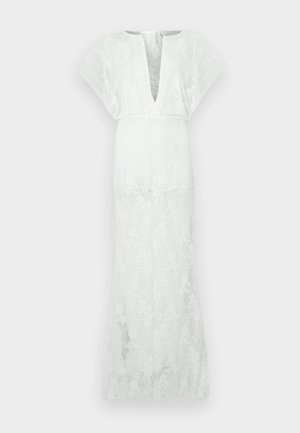 Bijela čipkasta haljina s dubokim V-izrezom, lepršavim rukavima i strukom koji prianja uz tijelo. Ima cvjetne uzorke i dugački, lepršavi kroj do poda.