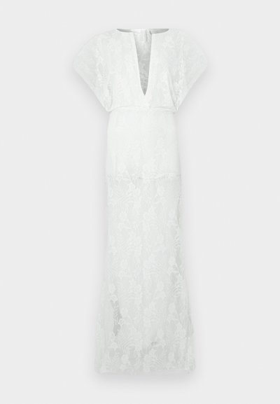 Valge pitskleit sügava V-kaelusega, õhuliste lühikeste varrukatega ja istuva vöökohaga. Kleidil on lillemotiivid ja voogav, põrandani ulatuv lõige.