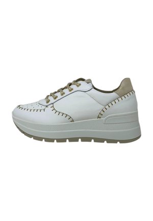 Sneakers bianchi in pelle con suola testurizzata, dettagli dorati e cuciture decorative lungo il corpo e la linguetta. Punta rotonda e design con lacci.