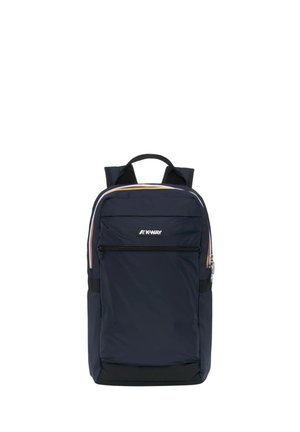 Zaino K-Way blu navy con tasca frontale con zip, base nera, spallacci imbottiti e maniglia superiore, mostrato in posizione verticale su sfondo bianco.