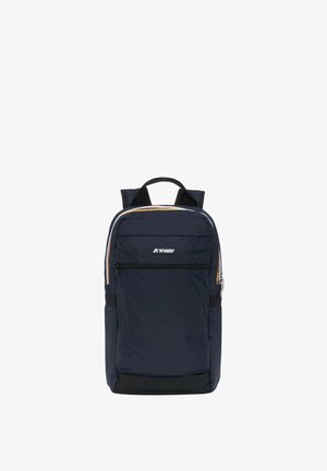 Granatowy plecak K-Way z przednią kieszenią na zamek, czarną podstawą, wyściełanymi paskami na ramiona i górnym uchwytem do przenoszenia, przedstawiony w pozycji pionowej na białym tle.