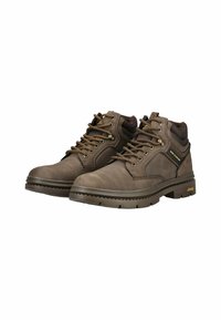 Stivali in pelle marrone con un design robusto, suola in gomma resistente, allacciatura frontale e dettagli dorati sul tallone.