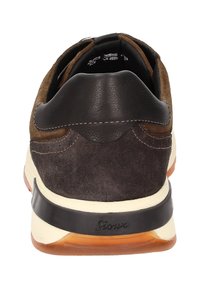 Vue arrière d'une sneaker en suède et cuir marron avec une semelle intermédiaire crème et une semelle extérieure en caoutchouc marron. Présente des coutures le long du talon et un logo.