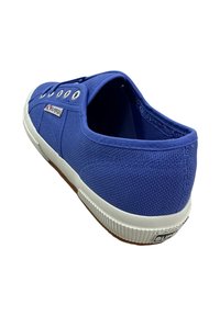 Sneaker in tela blu con superficie testurizzata, suola in gomma bianca e occhietti in metallo. Il design presenta una silhouette a taglio basso e un collo imbottito.