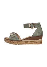 Sandalo a zeppa verde in suede con suola in sughero, design aperto sulla punta, cinturino alla caviglia regolabile e dettagli metallici circolari sul davanti.