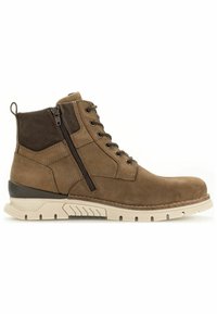 Botas de tobillo de ante marrón con cordones en la parte delantera y cremallera lateral. La suela es blanca con un patrón texturizado para mayor agarre. Detalles en marrón contrastante.