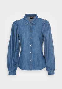 Camisa de mezclilla azul de manga larga, con botones, hombros abullonados, cintura ajustada, cuello y botones parecidos a perlas en la parte frontal.