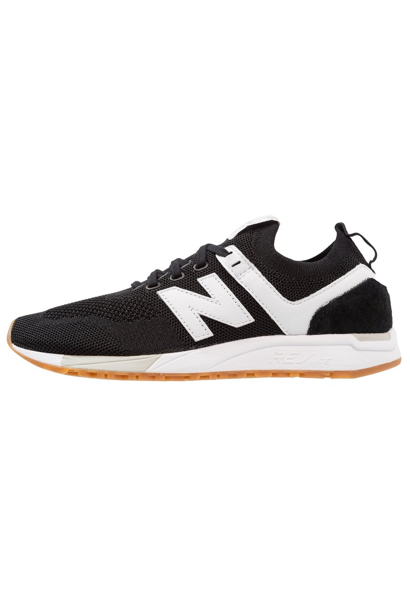 Scarpe sportive nere con tomaia in rete, dettagli bianchi e tallone in suede nero. Presentano una suola in gomma e un prominente logo "N".
