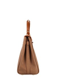 Sac à main en cuir texturé marron avec une forme structurée, une anse en cuir et des accents en métal doré. Remarqué pour son design épuré et ses détails cousus.