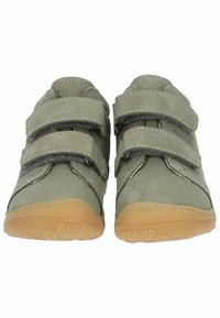 Scarpe verdi in pelle con doppie chiusure a velcro, punta arrotondata e suola in gomma color beige. Presentano sottili dettagli di cucitura e una superficie testurizzata.