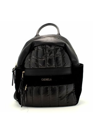 Zaino nero realizzato in pelle texturizzata e nylon imbottito, con una forma arrotondata, tasca con zipper frontale e maniglia superiore. Accentuato da dettagli in metallo dorato.