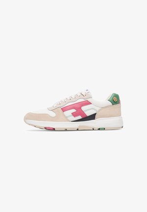 Sneaker mit weißem Canvas-Obermaterial, rosa Wildlederakzenten, schwarzen und grünen Details, abgerundeter Zehenpartie und strukturiertem Gummisohl.