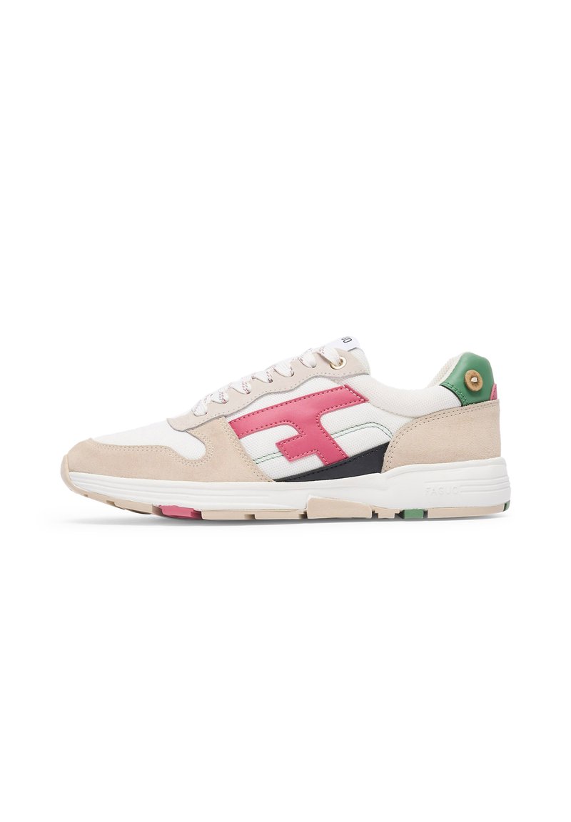 Sneaker mit weißem Canvas-Obermaterial, rosa Wildlederakzenten, schwarzen und grünen Details, abgerundeter Zehenpartie und strukturiertem Gummisohl.