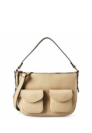 Bolso de hombro de cuero beige con textura, con dos bolsillos delanteros con solapa, una cremallera superior y una correa ajustable.